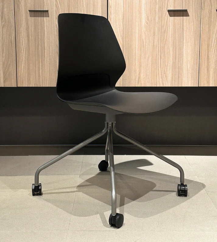 Silla Staryo Gris Oscuro Base Araña con Ruedas by Armo