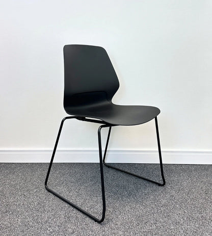 Silla Staryo Base Patín, Color Grafito, Apilable y Lavable